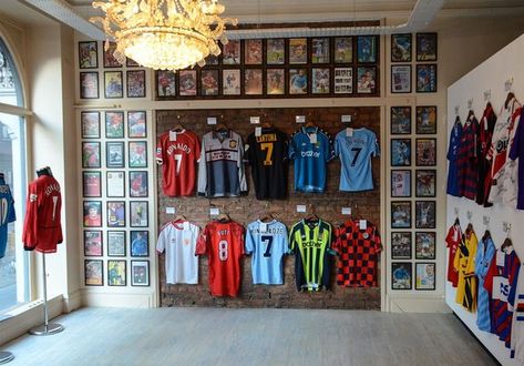 Jersey Collection Display, Vintage Shop Ideas, Football Display, Football Displays, Set Up Gamer, Soccer Room, Crib Decor, Soccer Store, Jersey Display