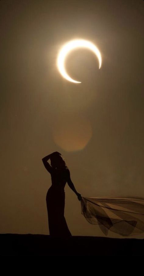 Selen Moon Goddess, Ethereal Goddess Aesthetic, Moon Woman Aesthetic, Feminine Energy Aesthetic Photography, Godess Astethic, Taurus Midheaven Aesthetic, Sharon Core Aesthetic, Ethereal Feminine Aesthetic, Shanti Core