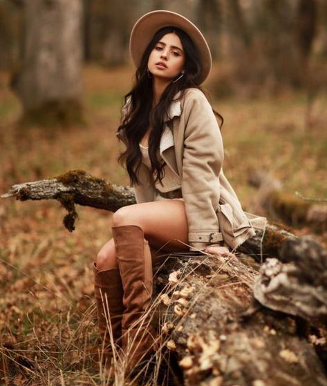 Female Fall Photoshoot Ideas, Fall Fashion Photography, Woodsy Photoshoot Ideas, Girl Outdoor Shoot, Outdoor Portrait Photography Poses, Trending Photoshoot Ideas, Iphone Contacts Aesthetic, Barn Photoshoot Ideas, Contacts Aesthetic