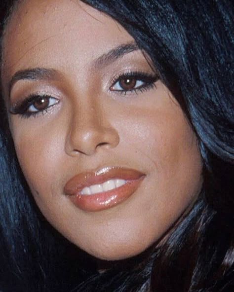 Makeup Up Close, Aaliyah 90s, 90’s Makeup, Rip Aaliyah, 90s Makeup Look, Aaliyah Hair, Claudia Black, Aaliyah Pictures, Aaliyah Style