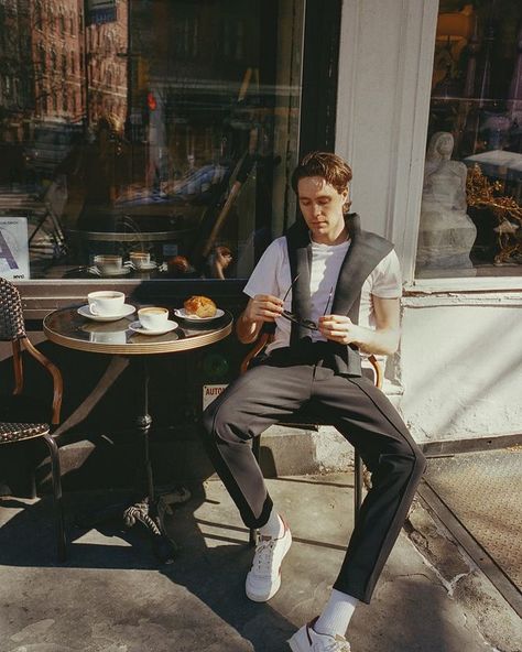 Man Photo Pose Style, Nyc Coffee Shop, Man Cafe, Cafe Pictures, Male Portrait Poses, Coffee Shop Photography, Coffee Outfit, Mens Business Casual Outfits, Mens Tailor