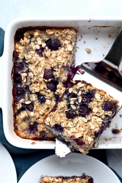 blueberry lemon baked oatmeal | cait's plate Best Healthy Breakfast, Blueberry Baked Oatmeal, Oatmeal Flavors, No Bake Oatmeal Bars, Blueberry Oat, Baked Oatmeal Recipes, Blueberry Oatmeal, Oatmeal Bars, Baking Soda Uses