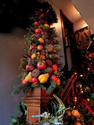 Colonial Williamsburg Christmas, Christmas Trees Ideas, Williamsburg Christmas, Genuinely Happy, Christmas Stairs, Christmas Staircase, Southern Christmas, Christmas Fruit, Colonial Christmas