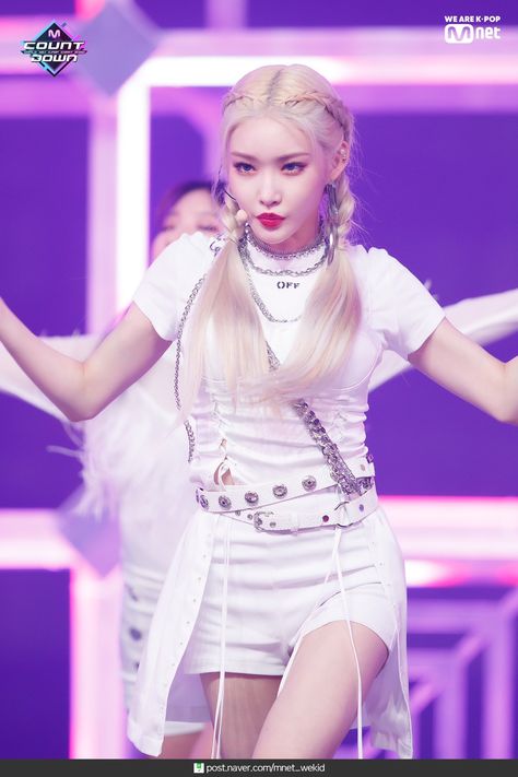 Chungha Snapping, Duo Band, Chung Ha, Concert Fashion, Talent Show, Chinese Actress, Kpop Outfits, Stage Outfits, White Outfits