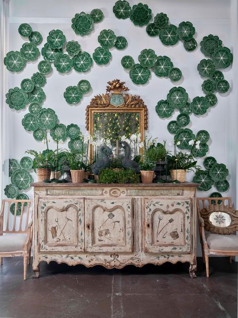 White Plates On Wall, Blue And White Plates On Wall, Reading Porch, Moody Traditional, Portuguese Interior, Ranch Dining Room, Peru Wedding, Modern Floral Decor, Chateau Garden