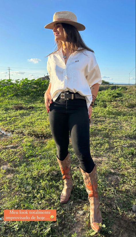 Cute Farm Outfit Women, Farm Look Outfit, Look Agro, Farm Outfit Aesthetic, Farm Outfit Women, Outfit Campo, Outfit Vaquero, Carrie Bradshaw Outfits, Farm Women