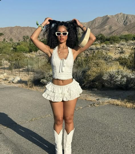 Mad Max Festival Outfit, Buckle Bunny Outfits, Coachella Outfit Women, Festival Outfits Australia, Ultra Festival, Glam Cowgirl, Performing Outfits, Desert Outfit, Coachella Fits