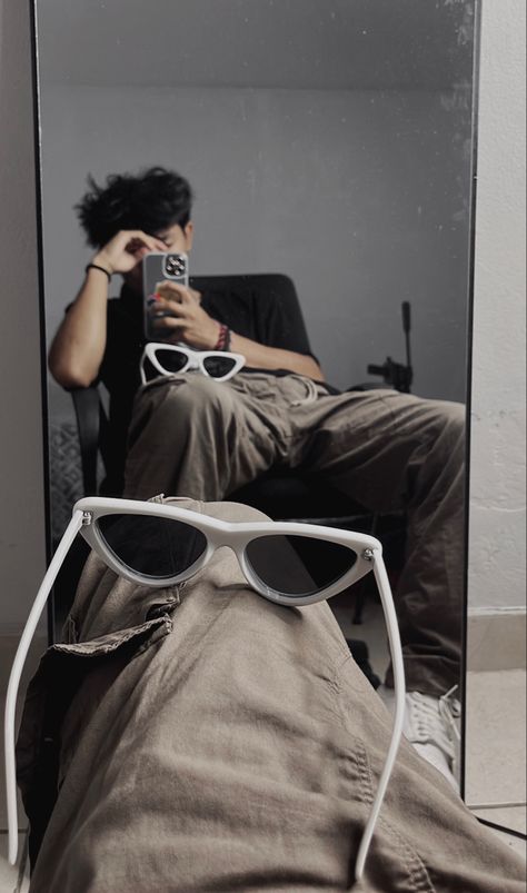 #lentes #moda #estilo #flow #photography #poses Aesthic Poses Men, Cool Photos Ideas, Mens Asthetic Picture, No Face Photo Ideas Men, Mens Poses Photography Ideas, Poses Aesthetic Hombre, Poses For Boys Photoshoot, Men Selfie Ideas, Boys Selfie Poses