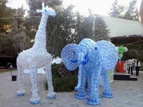 Giraffe-and-elephant-from-plastic-water-bottles Water Bottle Sculpture, Bottle Sculpture, Bottle Art Projects, Diy Bottle Cap Crafts, Africa Craft, Recycle Sculpture, Waste Art, Arts Club, Plastic Bottle Art