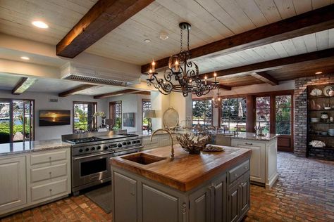 Design an Arts and Crafts Style Kitchen | HGTV Arts And Crafts Kitchen Craftsman Style, Kitchen Craftsman Style, Industrial Craftsman Style, Craftsman Style Homes Interior, Kitchen Craftsman, Large Kitchen Design, Craftsman Style Kitchen, Artistic Kitchen, Arts And Crafts Kitchen