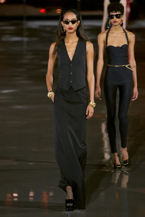 Saint Laurent Spring 2022 Ready-to-Wear Fashion Show | Vogue Black Outfits, Anthony Vaccarello, Naomi Campbell, 가을 패션, Runway Models, Kate Moss, Inspiration Mode, Mode Inspiration, Marie Claire