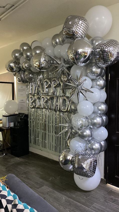 Silver Theme Birthday Party Decoration, Black And Silver Themed Party, Black White And Silver Birthday Theme, Classy Birthday Party Themes, Silver Birthday Party Ideas, Diamond Birthday Theme, Glitz And Glam Party Theme, White Birthday Party Decorations, Silver 18th Birthday