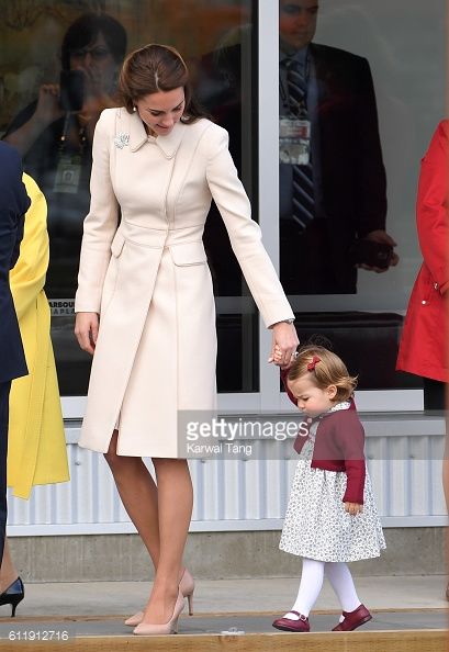 Catherine Duchess of Cambridge and Princess Charlotte depart Victoria after the Royal Tour of Canada at Victoria Inner Harbour on October 1 2016 in... Pippa Middleton Wedding, Royal Family Christmas, Duchesse Kate, Catherine Princess Of Wales, Mother Daughter Bonding, Gala Gown, Catherine Walker, Wales Family, Princess Catherine