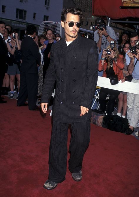 Johnny Depp Style Clothes, Johnny And Winona, Johnny Depp And Winona, Johnny Depp Style, Johnny Depp Fans, Young Johnny Depp, The Lone Ranger, Outfit 90s, Hollywood Actor