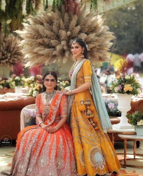 15 Adorable Mother-Daughter Photo Ideas For Your Wedding Day - Pyaari Weddings Mothers Day Poses Picture Ideas, Poses For Mother Daughter Pictures, Mehedi Poses, Mother Daughter Picture Ideas, Royal Photoshoot, Sisters Poses, Lehenga Poses, Mother Daughter Wedding Photos, Twining Outfits