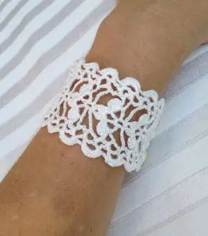 Crochet Bracelet Tutorial, Crochet Cuff Bracelet, Lace Cuff Bracelet, Crochet Bracelet Pattern, Crochet Bracelets, Bracelet Crochet, Wedding Cuff, Diy Bracelets Tutorials, Crochet Jewelry Patterns