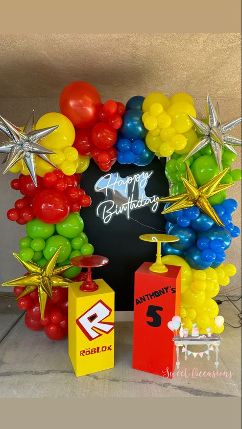 Roblox Balloon Garland, Roblox Themed Birthday Party, Roblox Party Decorations, Roblox 5, Roblox Birthday Cake, Roblox Noob, Roblox Theme, Roblox Birthday Party, 7th Birthday Cakes