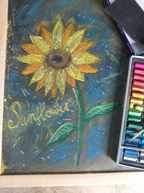 Sunflower art made with soft pastels on chalkboard Sunflower Chalk Art, Sunflower Chalkboard Art, Chalkboard Mason Jars, Sidewalk Chalk Art, Sidewalk Chalk, Sunflower Art, Chalkboard Art, Chalk Art, Porch Signs