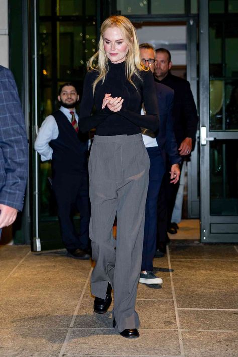 Nicole Kidman's Turtleneck and Trouser Look Is the Perfect, No-Fail Fall Uniform Nicole Kidman Fashion, Nicole Kidman Outfits, Grey Trousers Outfit, Nicole Kidman Style, Gloria Jeans, Life In London, Casual Chic Outfits, Flamboyant Natural, Celebrity Moms