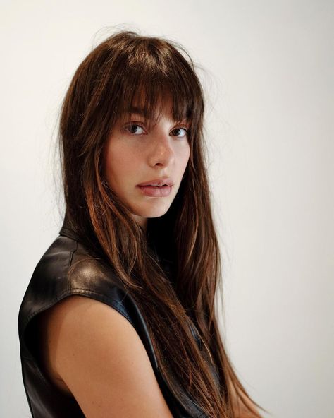 Camilla Morrone Hair, Camilla Morrone, Camila Morrone, Fringe Bangs, Face Framing Layers, Hair Bangs, Dream Hair, Face Framing, French Fashion