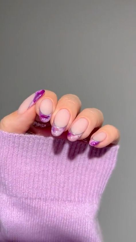 Simple nail art design Micro French Nails, Eyeshadow Styles, Eyeliner Techniques, Simple Nail Art, Embrace Natural Beauty, Makeup Brushes Guide, Beauty App, Flawless Makeup Application, Mascara Tips