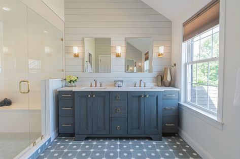 Dark Floor Bathroom, Modern Farmhouse Master Bath, Unique Bathroom Decor, Master Bath Renovation, Black White Bathrooms, Bath Renovation, Bathroom Farmhouse Style, Creative Bathroom, Modern Farmhouse Bathroom