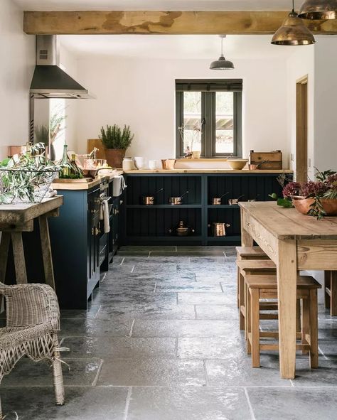 32 Kitchen Floor Ideas That Are Stylish and Functional Farmhouse Style Kitchen Decor, Industrial Kitchens, Devol Kitchens, Set Sofa, Dark Kitchen, Casa Vintage, Shaker Kitchen, Farmhouse Style Kitchen, Cottage Kitchen