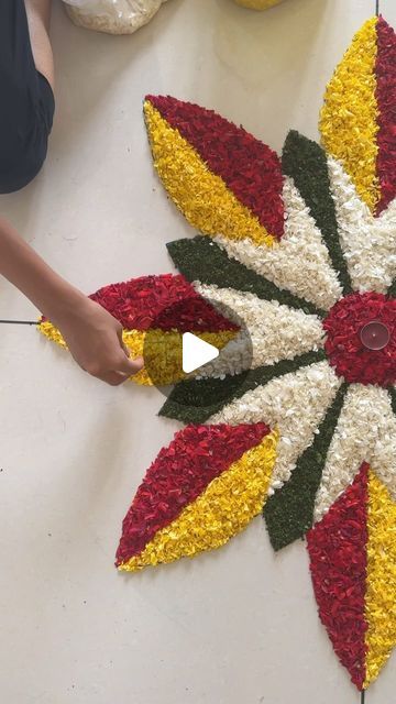 Diwali Rangoli Designs Simple Flower, Flower Easy Rangoli Designs, Onam Pookalam Design Simple Small Mandir, Pookalam Design Easy, Flower Design For Diwali, Flower Rangoli For Diwali Festivals, Rangoli Designs From Flowers, Rangoli Designs With Flowers For Diwali, Real Flowers Rangoli