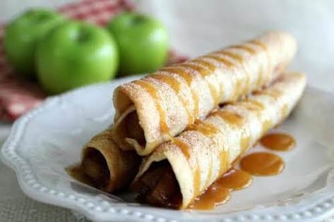 Apple Pie Taquitos, Tortilla Dessert, Cinnamon Swirl Coffee Cake, Apple Pie Recipe Homemade, Mexican Desserts, Caramel Apples Homemade, Taquitos Recipe, Apple Dishes, Cake Mug