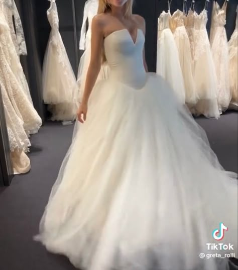 Vera Wang Fernanda Dress, Vera Wang Wedding Dress Ball Gown, Wedding Dress Full Skirt, Randy Fenoli Wedding Dress, Ballroom Wedding Dress, Vera Wang Bridal Gown, Ball Gown White, Maximalist Wedding, Gown Aesthetic