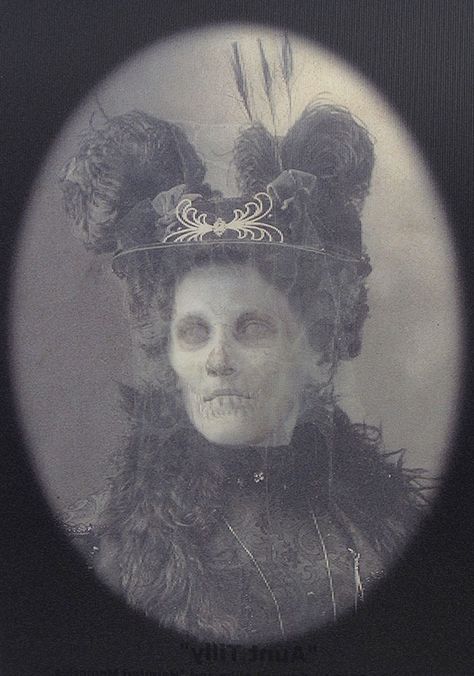 Creepy portraits Old Creepy Photos, Old Creepy Halloween Pictures, Victorian Creepy Pictures, Victorian Halloween Photos, Scary Old Photos, Creepy Victorian Portraits, Spooky Portraits Vintage Photos, Spooky Old Photos, Creepy Victorian Photos