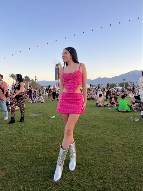 Ig:salmaximenaa pink outfit pink Coachella outfit glitter outfit Pink Music Festival Outfit, Neon Pink Festival Outfit, Coachella Outfit Glitter, Pink Coachella Outfit, Festival Outfits Pink, Pink Concert Outfit Ideas, Pink Festival Outfit, Pink Concert Outfit, Black Festival Outfit