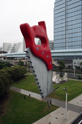 Claes Oldenburg and Coosje van Bruggen ~ Saw, Sawing, 1996 (steel, epoxy resin, fiber-reinforced plastic) Pop Art Artists, Claes Oldenburg, Istoria Artei, Public Sculpture, Oldenburg, Outdoor Sculpture, Sculpture Installation, Soft Sculpture, Outdoor Art