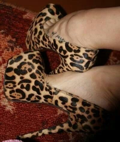 I like leopard print Trashy Y2k, Leopard Heels, Latest Shoe Trends, Shoe Print, Crazy Shoes, Pretty Shoes, Dream Shoes, Shoe Obsession, Up Girl