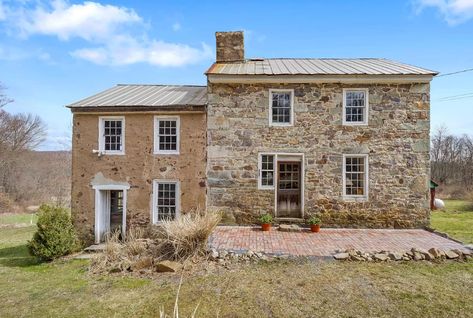 OMG! I want this! Love stone houses! Circa 1780. Two acres in Pennsylvania. $269,000 – The Old House Life Attic Loft, Famous Houses, Old Houses For Sale, Open Fireplace, Single Bedroom, Stone Cottage, Exposed Beams, Bedroom Loft, Stone Houses