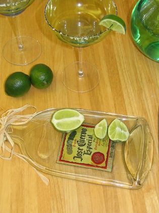 23+ Fascinating Ways To Reuse Glass Bottles Into DIY Projects Creatively usefuldiyprojects.com ideas (19) Flatten Bottles, Wine Bottle Crafts, Upcycled Crafts, Crafty Craft, Crafty Diy, Craft Time, Serving Trays, Craft Shop, Diy Projects To Try