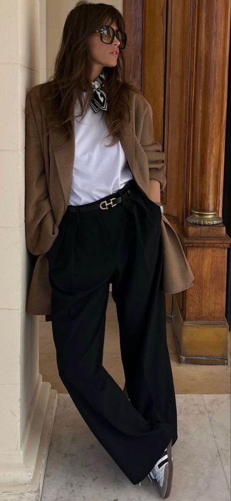 Sport Coat Outfit Women, Smart Street Style Women, Smart Chic Outfit, Garconne Style, Italian Street Style Women, Street Style 2023, Italian Fashion Street, Outfit Elegantes, Look Office