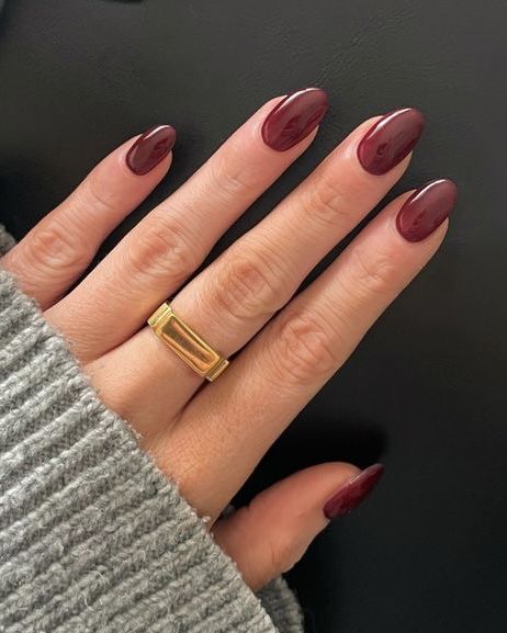 Round Maroon Nails, Short Oval Burgundy Nails, Round Burgundy Nails, Oval Burgundy Nails, Fall Nails Short Round, Red Fall Nails Ideas, Fall Oval Nails, Square Oval Nails, Oval Acrylic Nails