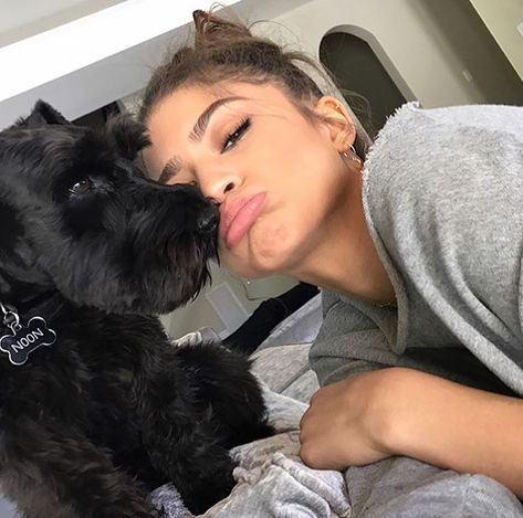 //Pinterest: slunting Mode Zendaya, Zendaya Maree Stoermer Coleman, Celebrity Selfies, Tom Holland Zendaya, Zendaya Style, 90's Fashion, Zendaya Coleman, Body Picture, Looks Style