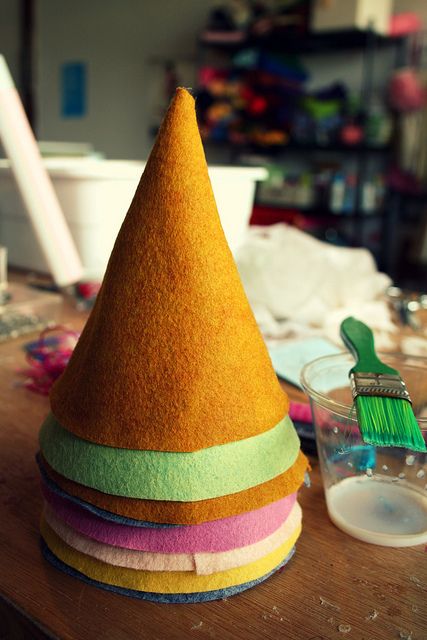 DIY handmade felt hats for birthdays (and other days, too) | @offbeathome Sew Hat, Handmade Felt Hats, Woodland Fairy Party, Felt Kids, Birthday Hats, Baby Kostüm, Felt Hats, Fairy Birthday, Fairy Parties