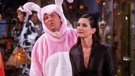 Chandler and Monica Chandler Monica Halloween, Monica And Chandler Halloween Costume, Monica And Chandler Costume, Caroline Halloween, Spooky Fits, Chandler And Monica, Film Friends, Friends Chandler, Pack Twitter