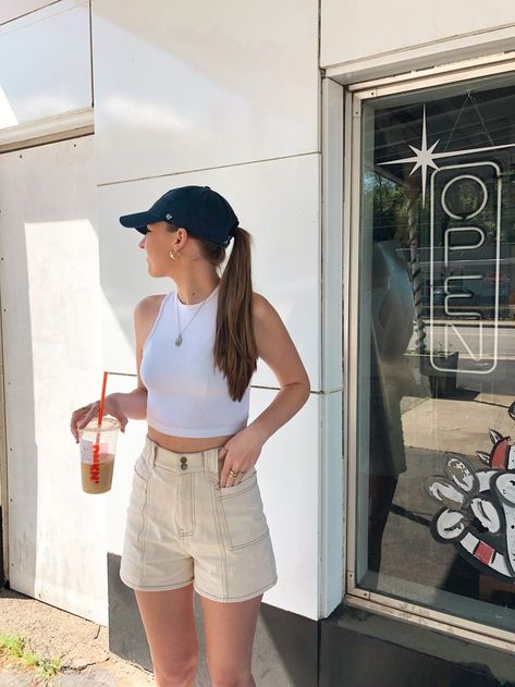 White Cargo Shorts Outfit, Peach Shorts Outfit, Cargo Shorts Outfits Women, Peach Clothing, Cargo Shorts Outfit, Basic Summer Outfits, White Cargo Shorts, Student Style, Peach Shorts