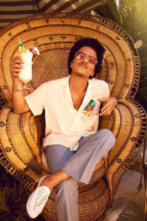 Bruno Mars Wants to Give People "An Outlet of Joy After Quarantine" Bruno Mars Style, 70s Inspired Fashion, Rum Cocktails, Bruno Mars, New Bands, Bruce Lee, Grammy Awards, Hairstyles Haircuts, 70s Fashion