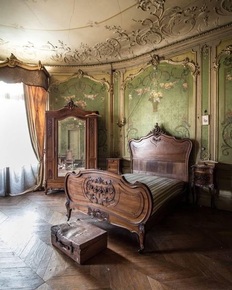 Victorian Mansion Interior, Eerie Pictures, Old Mansions Interior, Mansion Bedroom, Architecture Baroque, Castle Bedroom, Victorian Bedroom, Victorian Interior, Abandoned Mansion