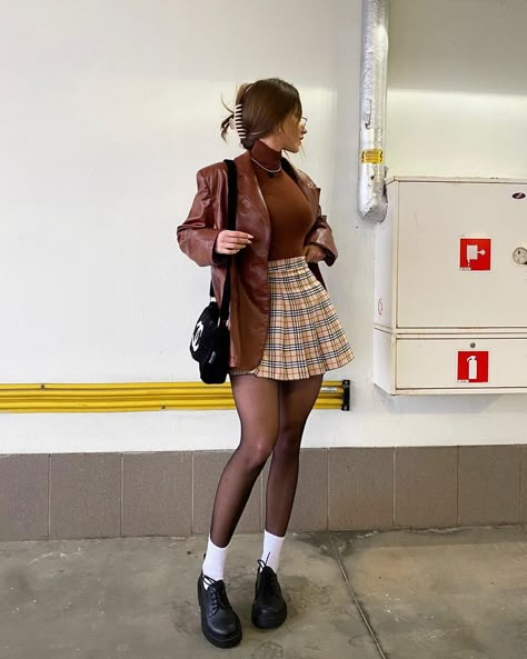 80s Outfits With Skirts, Brown Pleated Skirt Outfit, London Aesthetic Clothes, Witchy Fall Outfits, Fall Date Outfit Aesthetic, Alt Fall Fashion, Witchy Winter Outfits, Modern Witch Aesthetic Outfit, Witchy Outfits Aesthetic