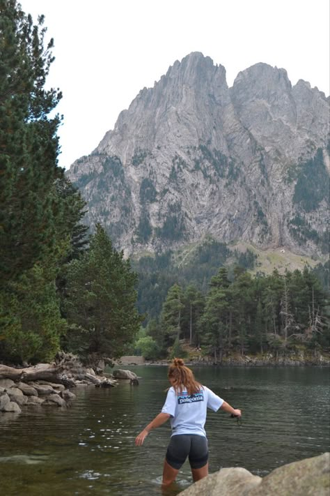 Hiking Date, Cute Hiking Outfits, Cute Hiking Outfit, Date Aesthetic, Hiking Fits, Mountain Girl, Camping Aesthetic, Hiking Outfits, Hiking Aesthetic