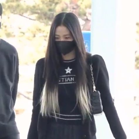 BLACKPINK's Jisoo garners much love and attention for her new bleached hair Jisoo Airport Fashion, Jisoo Airport, Bleached Ends, Blonde Ends, Dyed Blonde Hair, Bright Blonde, Icn Airport, Airport Fashion, Bleached Hair