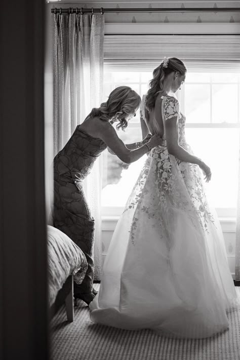 Picture Wedding Ideas, Wedding Inspo Pictures Family, Before The Wedding Pictures, Wedding Inspiration Pictures, Overcast Wedding Photos, Must Have Pictures On Your Wedding Day, Parent Wedding Photos At Wedding, Wedding Photos Height Difference, Boho Wedding Photo Ideas