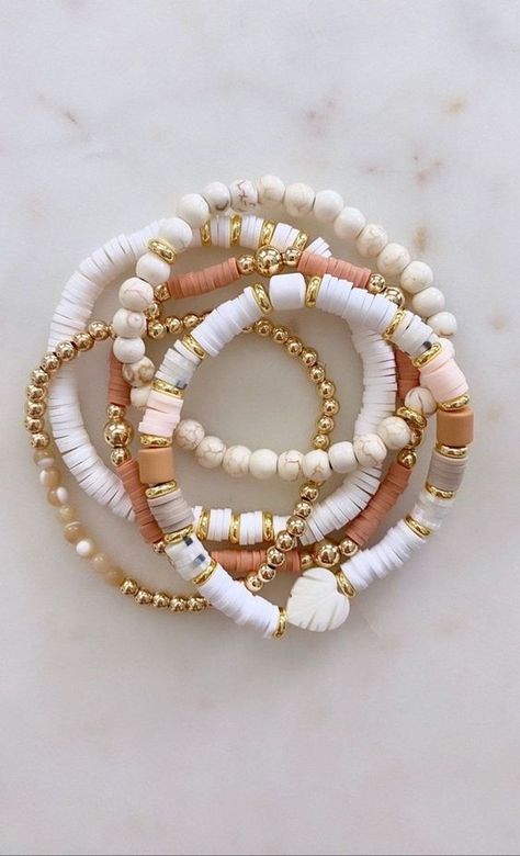 Clay Beads With Pearls, Cute Trendy Bracelets, Trendy Beaded Bracelets 2023, Heshi Bead Ideas, Flat Clay Bead Bracelet Ideas, Bracelets For Moms, Gold Clay Bead Bracelet, Summer Beaded Bracelets, Trendy Beaded Bracelets