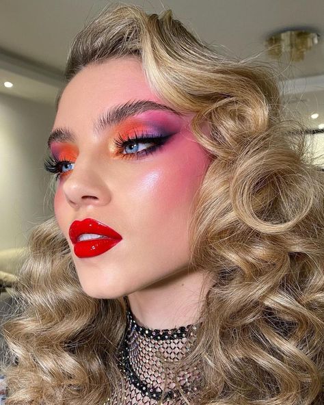 Nikki_Makeup on Instagram: “Bright colours & blinding highlights 💫 @daisyjelley #comingsoon Hair @lukepluckrose Styling @nazaninshahnavaz #nikki_makeup” Neon Makeup Looks, Party Make-up, Drag Make-up, Neon Makeup, Barbie Makeup, Photoshoot Makeup, Bold Makeup, Creative Makeup Looks, Trendy Makeup